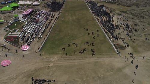 Vue aérienne du col de Shandur avec des personnes, événement, Chitral, Pakistan.