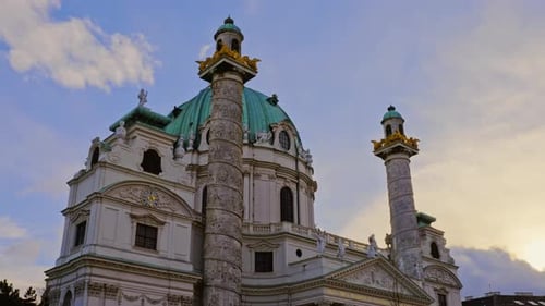 4K Außenansicht der Karlskirche, Karlskirche, im Barockstil bei Sonnenuntergang, Wien