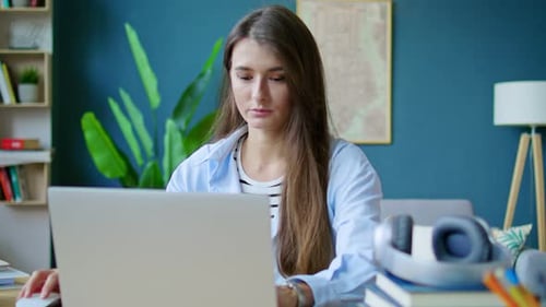 Positiv denkende junge Unternehmerin trinkt Kaffee oder Tee und studiert Finanzbericht über