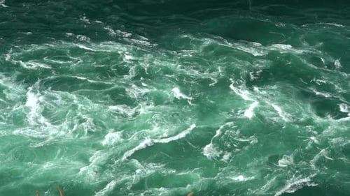 Un fond d'eau à débit rapide dans la rivière Niagara.