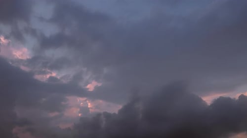 Zeitraffer mit dunklen Wolken