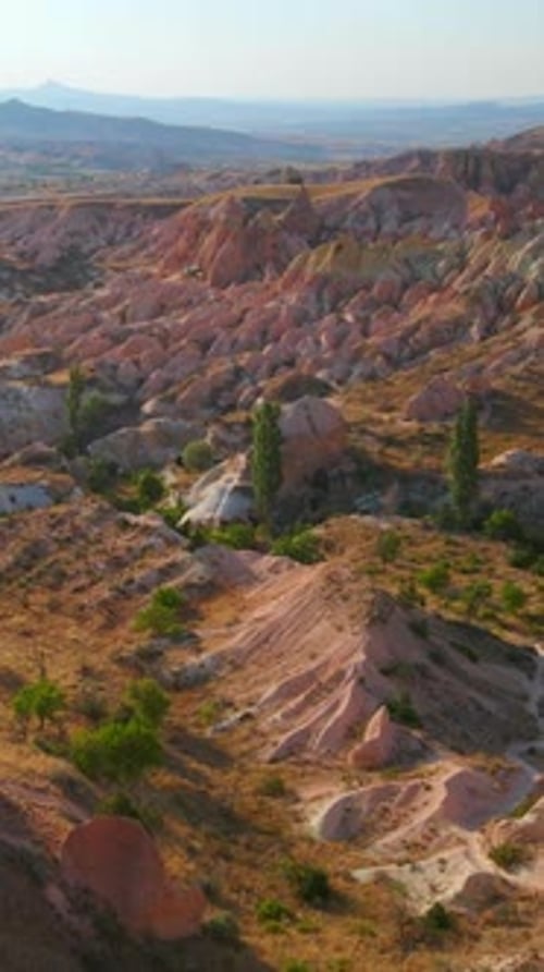 Vertikales Video Erleben Sie die bezaubernden Farben des roten oder rosafarbenen Tals in der Nähe von Göreme, Kappadokien in