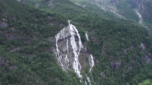 Luftbild der norwegischen Berge und des Wasserfalls