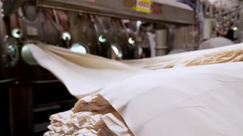 Le travail humain dans le processus de teinture des textiles en usine