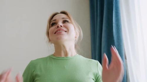 Mãe esconde contagem de rostos durante jogo de esconde-esconde em casa em família