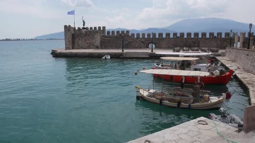 Petits bateaux au port de Nafpaktos