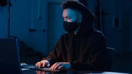 Conceito de tecnologia e hacking de crimes cibernéticos - hacker asiático masculino mascarado