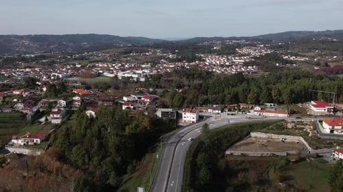 Drohnenlandschaft mit Bergen und Straßen