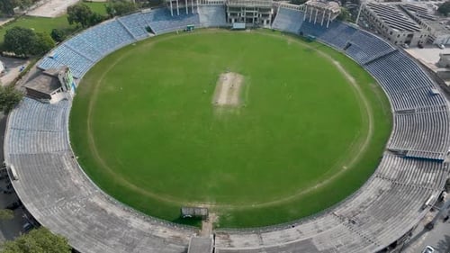 Toma aérea con paralaje del estadio de críquet de Gujranwala en Punjab, Pakistán.