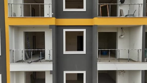 Vista aérea del edificio hacia el cielo: fachadas costeras mediterráneas