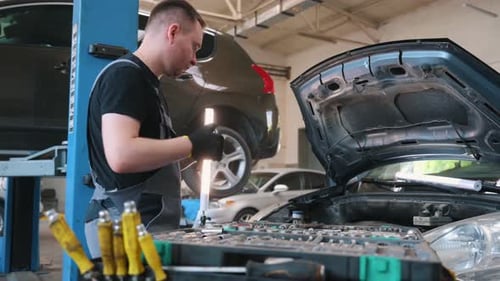 Automechaniker arbeitet am Automotor in der Mechanikwerkstatt. Reparaturservice