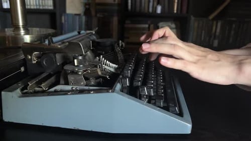 Ein Buch schreiben und tippen Alte Schreibmaschine, Seitenansicht, menschliche Hände tippen auf Old Vintage Retro