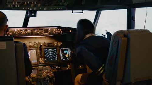 Equipe de Capitão e Mulher Copiloto Fixando Altitude e Longitude