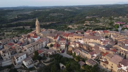 Orbit autour de Torre del Compte, village espagnol typique