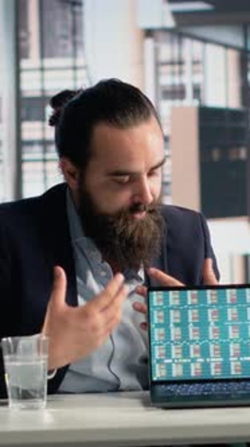 Vertical Video Male Professional Uses Company Data for Live Coaching Webinar