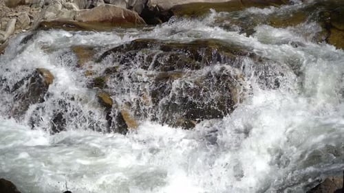 Débit d'eau d'une rivière de montagne sur des cascades de pierres