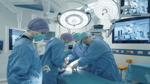 Equipo médico realizando una operación quirúrgica en un quirófano moderno y luminoso