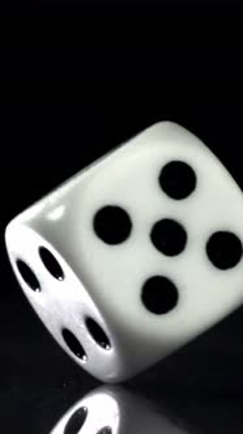 Würfel mit einer Hochgeschwindigkeitskamera mit 1000 Bildern pro Sekunde gefilmt