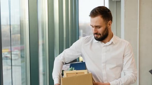 Arbeitsloser verlässt den Arbeitsplatz, Kündigung wegen Arbeitsverlust, Arbeitslosigkeit