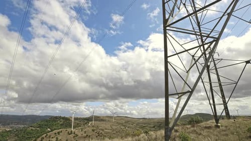 Landschaft mit vielen Windturbinen in der Nähe von Stromleitungen