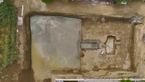 Los trabajadores de vista aérea preparan el pozo para la cimentación de concreto