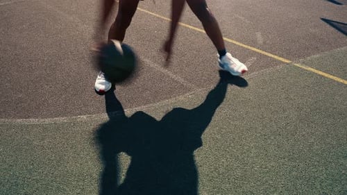 Afroamerikaner spielt Basketball