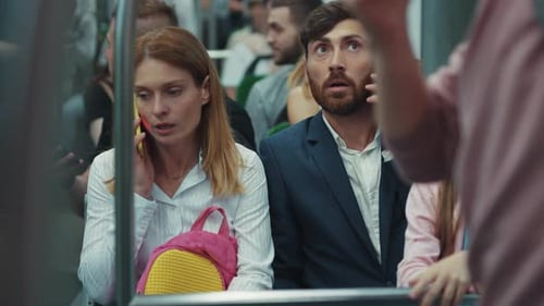 Das Video zeigt Stadtpendler, die Technologie im täglichen Verkehr einsetzen