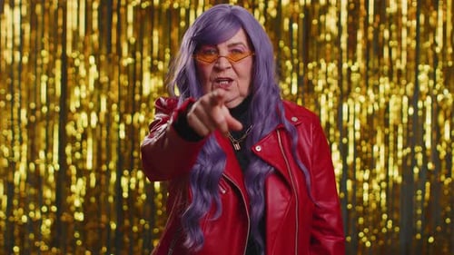 Lächelnde Frau zeigt aufgeregt in die Kamera und wählt den glücklichen Lottogewinner aus und zeigt, dass Sie begeistert sind