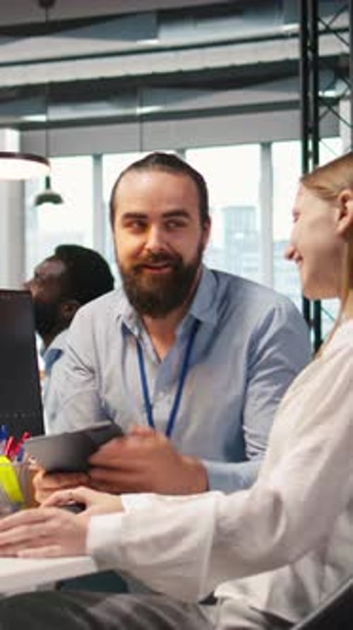 Mentor vertical en vídeo que enseña a un joven empleado a solucionar errores de software mediante IA