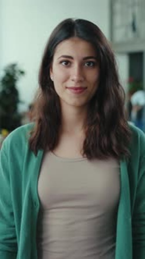 Une femme au sourire éclatant dans un espace intérieur confortable qui respire la chaleur et la joie