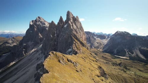 Vidéo aérienne au-dessus du pic Seceda, Dolomites, Italie
