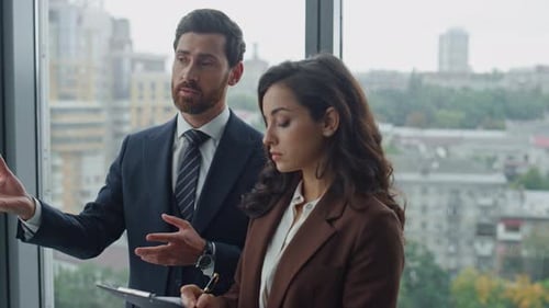 Entrepreneur expliquant les responsabilités professionnelles d'une assistante dans un bureau de près