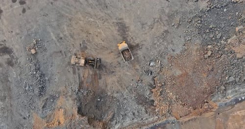 Beim Abbau von Kiesstein war ein Bagger im Einsatz, der Steine in einen