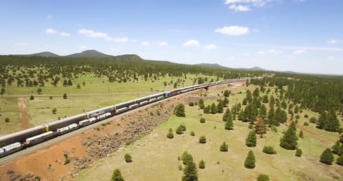 Un tren aéreo de pasajeros pasa por un tren de carga por las vías paralelas cerca de Williams, Arizona.Concepto