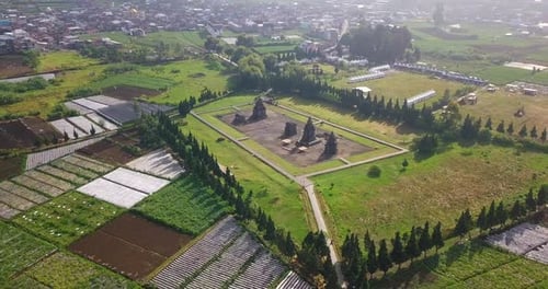 Gleitende Drohnenaufnahme eines durchsichtigen Arjuna-Tempelkomplexes auf dem Dieng-Plateau, wenn es von Besuchern leer ist.
Tempel
