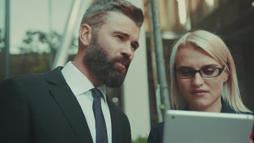 Urban Marketing Experts Discuss Campaign Performance While Engaging Actively in Bustling City