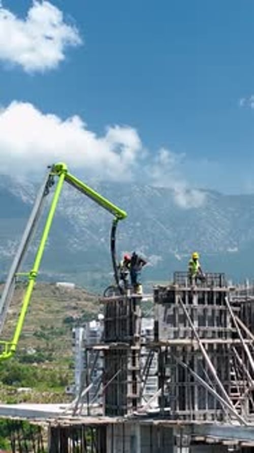 Vídeo vertical, vista aérea, obra de construcción, obra en obra