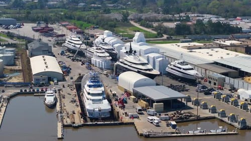 Chantier naval de production avec des yachts de luxe en haute mer en construction, assemblage et service en mer