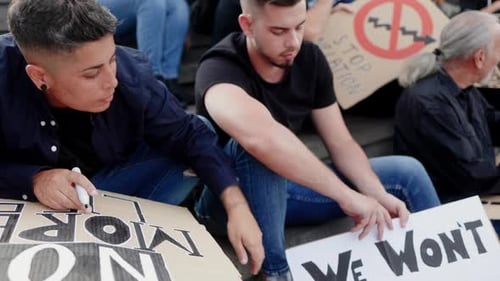 Un groupe de personnes prépare des panneaux de protestation contre la crise financière et l'inflation mondiale - Concept économique