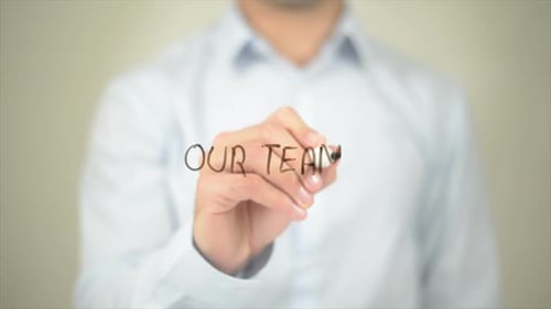 Nosso homem de equipe escrevendo em tela transparente