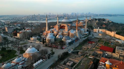 Drohnenaufnahme von Istanbul bei Sonnenuntergang, Türkei. Hagia Sophia mit Gärten davor, Bosporus