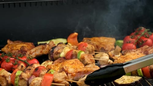 Barbecue-Fleisch und Gemüse werden auf dem Grill gebraten Selective Focus