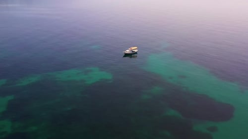 Bateau à voile dans les eaux bleues de la mer