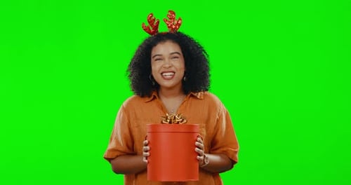 Noël, écran vert et femme avec un cadeau, un cadeau ou un prix pour des vacances d'hiver isolées