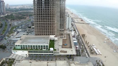 Captura a cámara lenta de un edificio junto a la costa