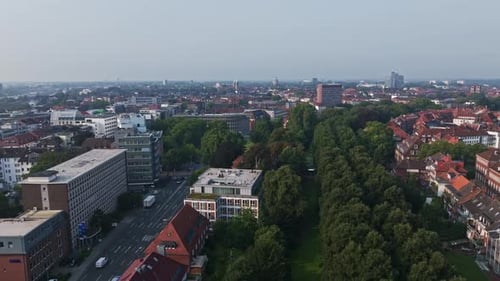 Vista aérea de drone do calçadão ao redor do centro histórico da cidade de Münster.