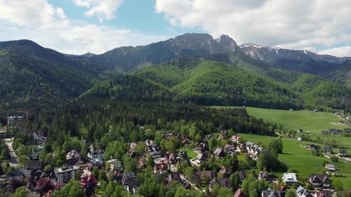 Paysage survolant le légendaire sommet de Giewont, dans les montagnes des Tatry polonaises, avec des terres agricoles et des forêts à proximité