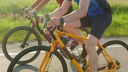 Mann auf gelbem Fahrrad überholt Radfahrer auf rotem Fahrrad