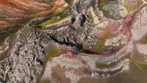 Drohnenaufnahmen des zerklüfteten alten Lavastromes in Island, die eine strukturierte Vulkanlandschaft einfangen