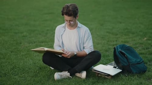 Konzentriertes Studium der Schüler im Freien, Lesen, Lernen und Notieren im Park